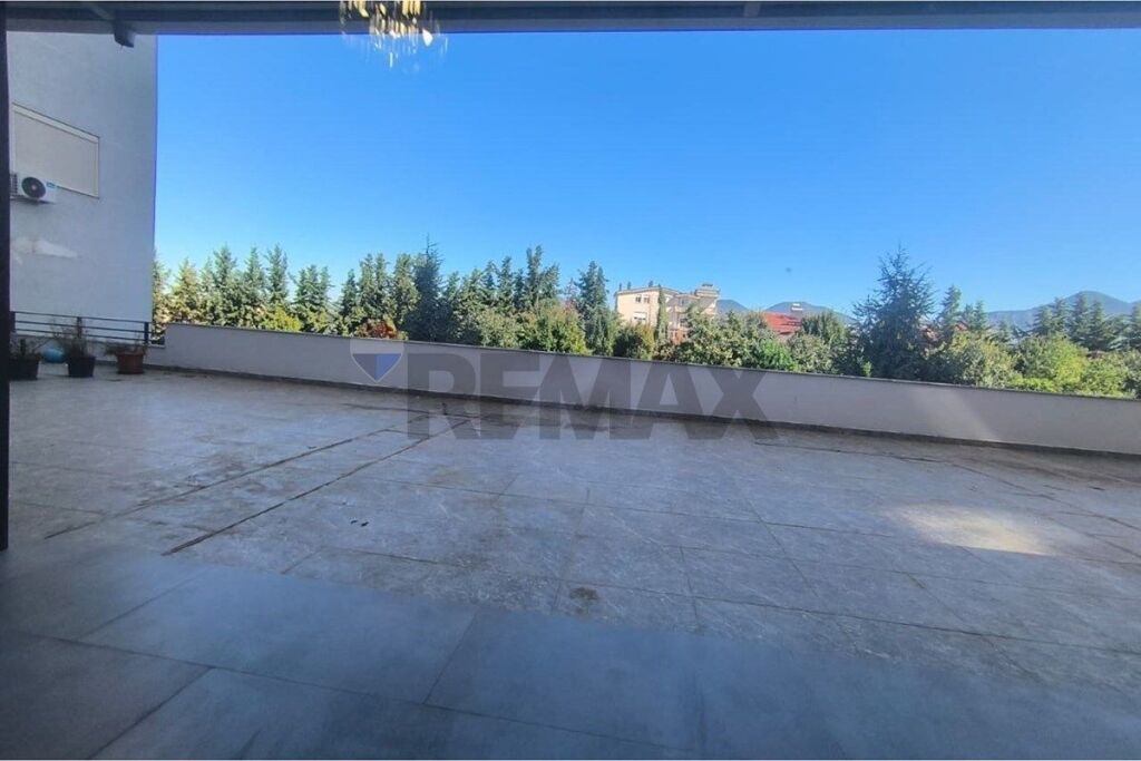2+1 apartment with veranda for sale at the Kamza bend