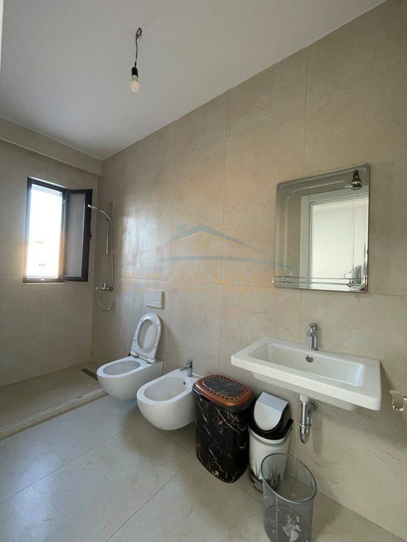 Shitet Apartament 2+1+2+Verandë, Rezidenca Green Harmony, Porcelan.