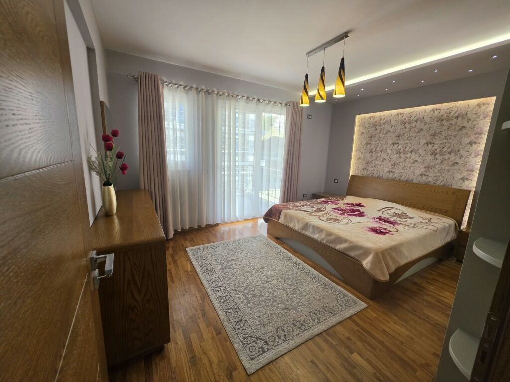 🏡 Appartamento 2+1 in affitto  📍Vicino al Giardino Zoologico  🏢 2° piano 🛗 Con ascensore 📐Superficie:100 m²  💰Prezzo 80.000 Lek/mese
