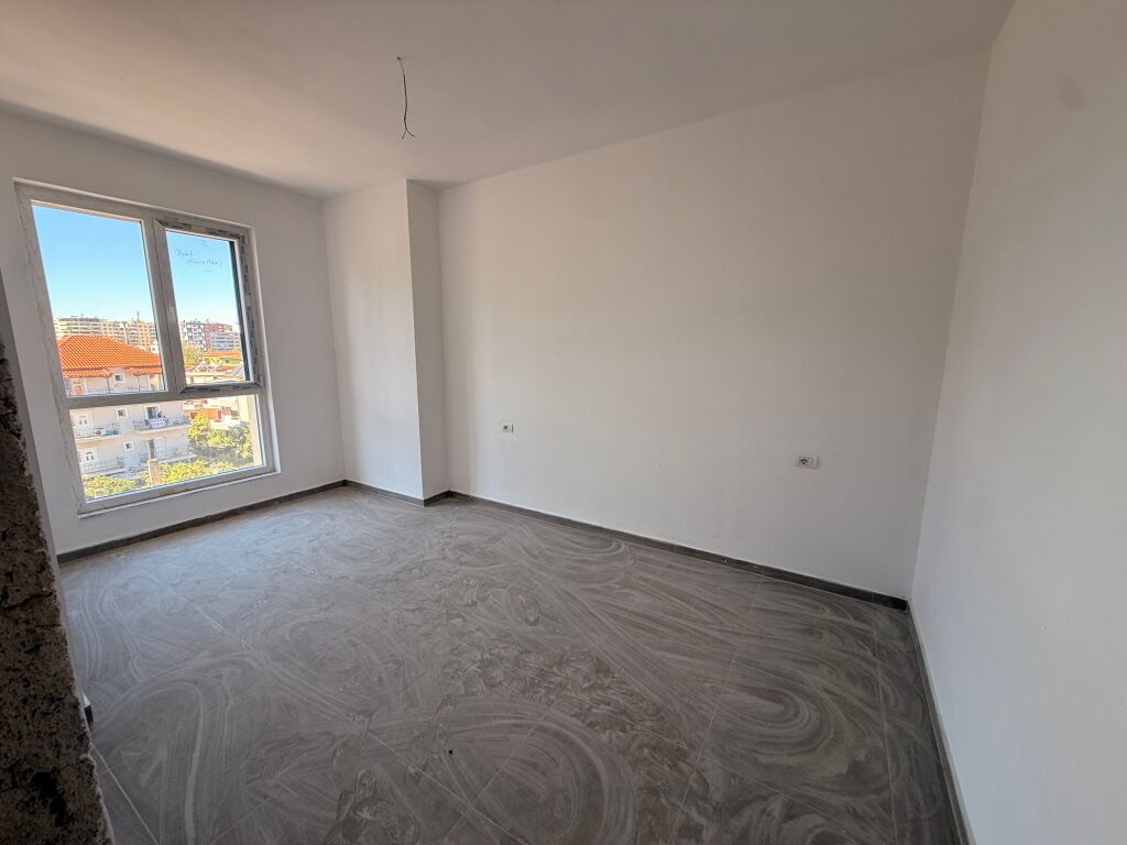 SHITET APARTAMENT 1+1 PRANË ISH-PARKUT !