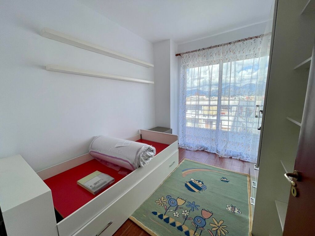 Affittasi appartamento 2+1 Centro "Kristal" (60.000 lek/mese), Comune di Parigi