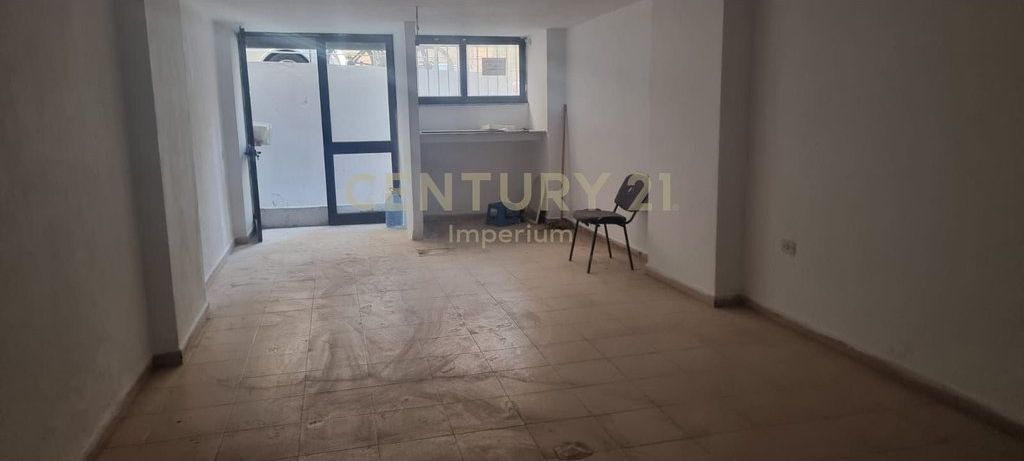 Shitet ambient komercial prane rruges Myslym Shyri! 113,000 € 10,300,000 Lekë