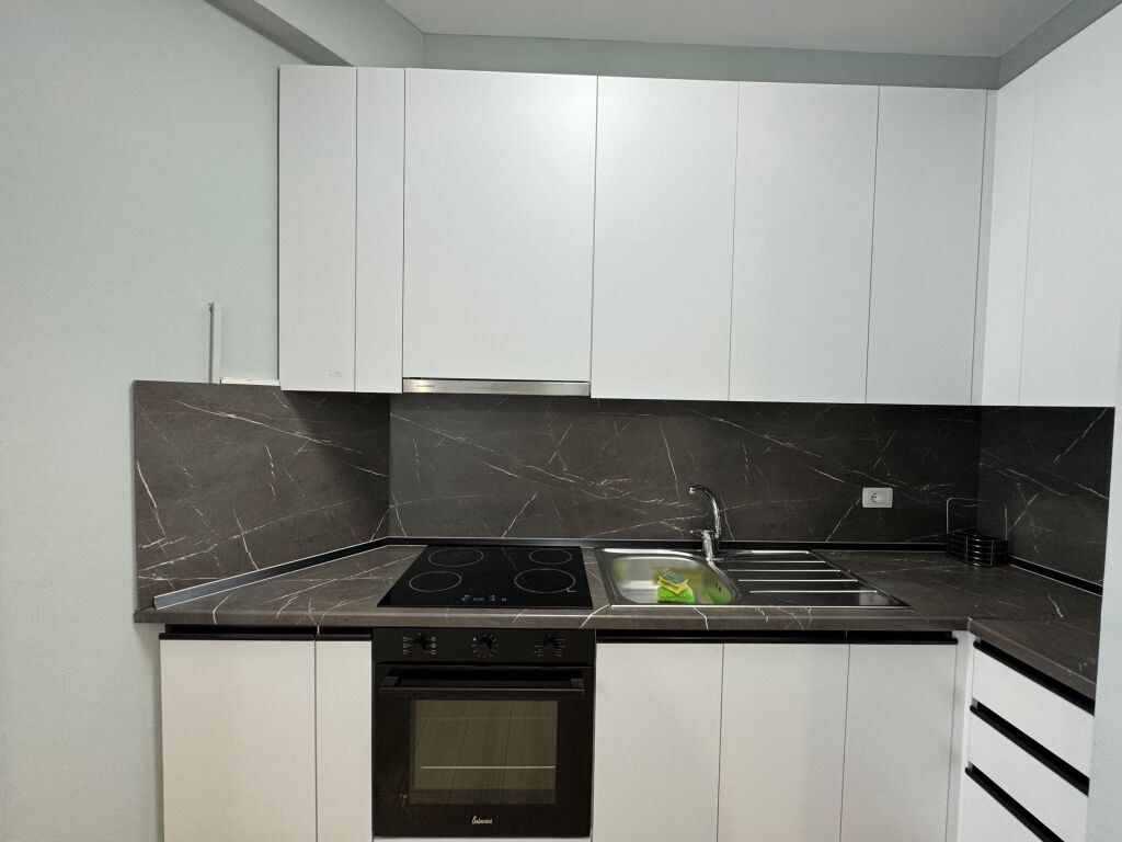 🏠 APPARTAMENTO 2+1 IN AFFITTO – ASTIR  📍 Complesso Oasis, Astir 🏢 3° piano 🏗️ Palazzo del 2023 🛗 2 ascensori 🛋️ Arredato 💰 Prezzo: 60.000 lek/mese  📞 Per maggiori informazioni o per visitarlo, contattaci.