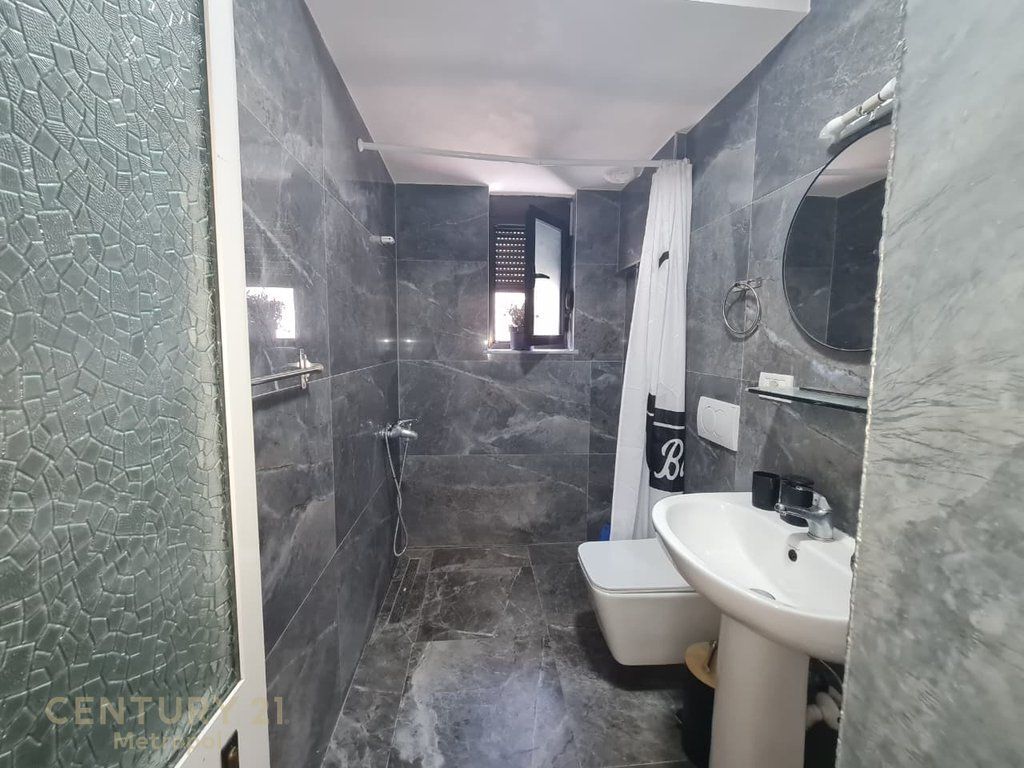 Shitet apartament 2+1 tek Rruga Mine Peza , kryqesim Rruga Milan Shuflaj , Rruga e Durresit , Zogu i Zi .