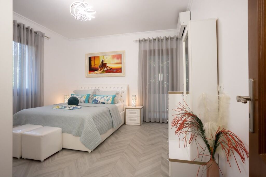 🏡 Casa privata 2+1+2 in affitto vicino al Lago Artificiale, Tirana In una delle zone più prestigiose di Tirana, vicino al Lago Artificiale e in un quartiere tranquillo ed esclusivo.
