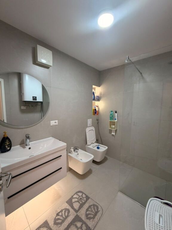 In vendita appartamento 2+1. Kinostudio 1460000 lek