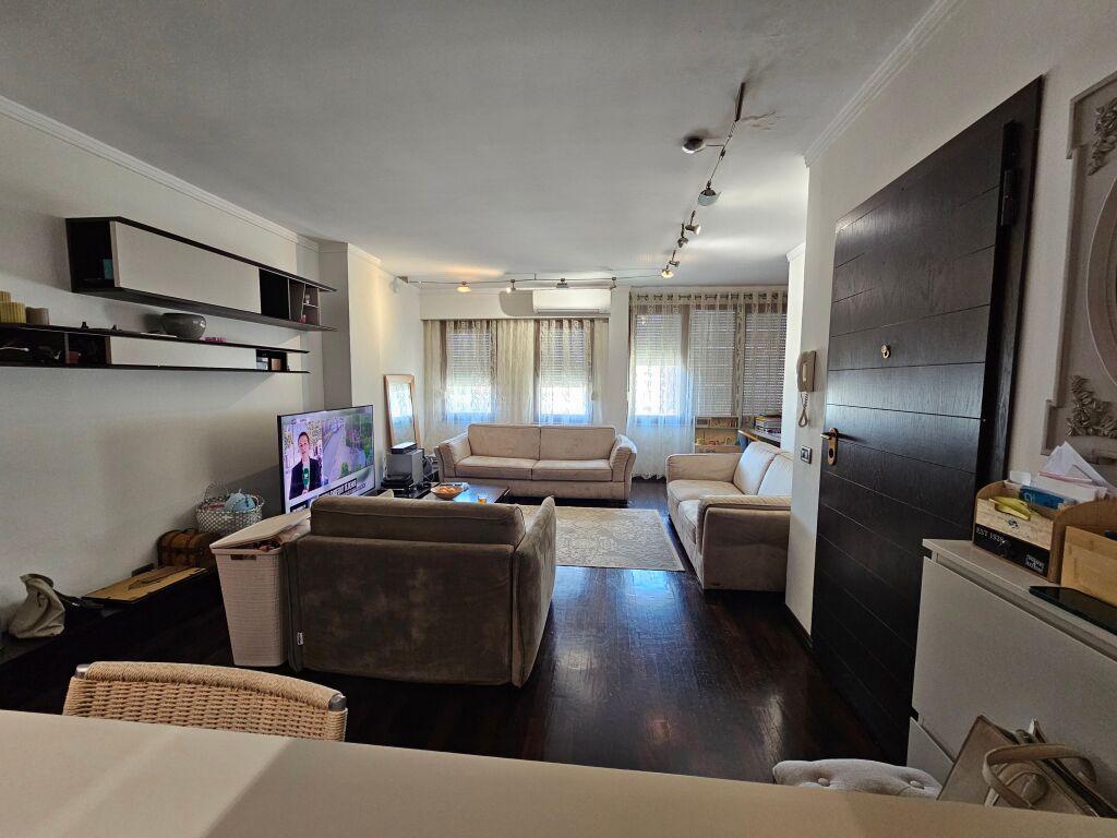 Vendesi appartamento 105 m2 nel Bllok
