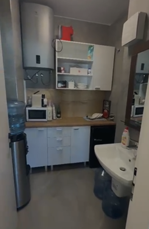 🏢 OFFICE FOR RENT ON KOSOVAREVE STREET 📍 Next to the “Marin Barleti” University
