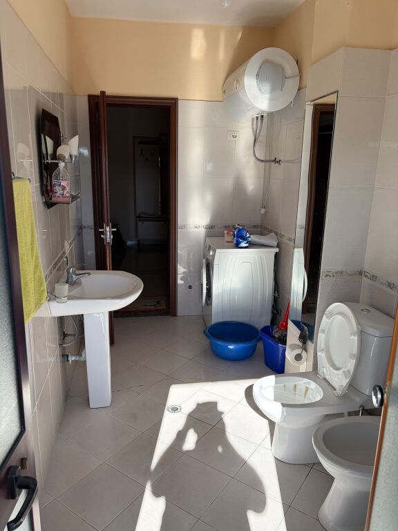 2+1 Me Qera, Vila L, Astir, E Mobiluar
