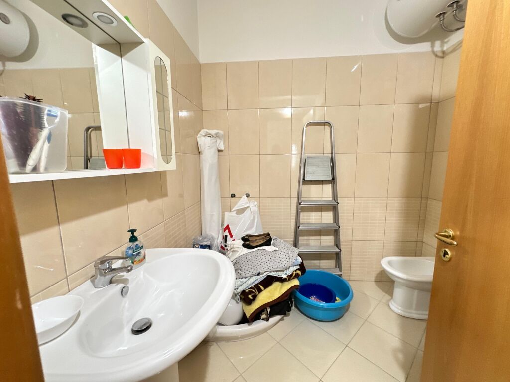 Vendesi in vendita Appartamento 2+1+2 Bagni - via Cipajve Vlora