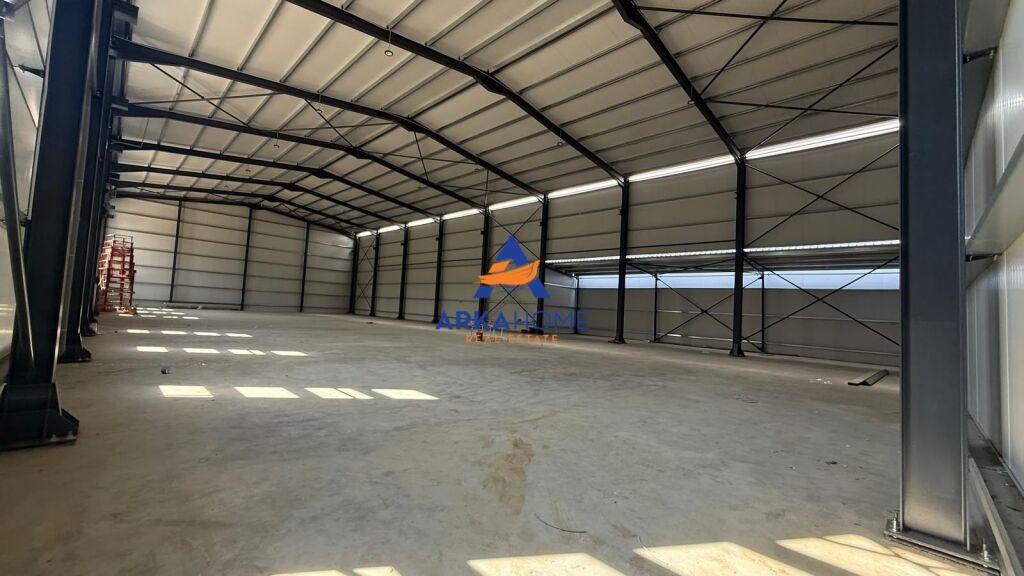 CAPANNONE INDUSTRIALE IN AFFITTO + AREA PARCHEGGIO 1.150 M2 "VIA MYSLYM KETA" 8000 EURO