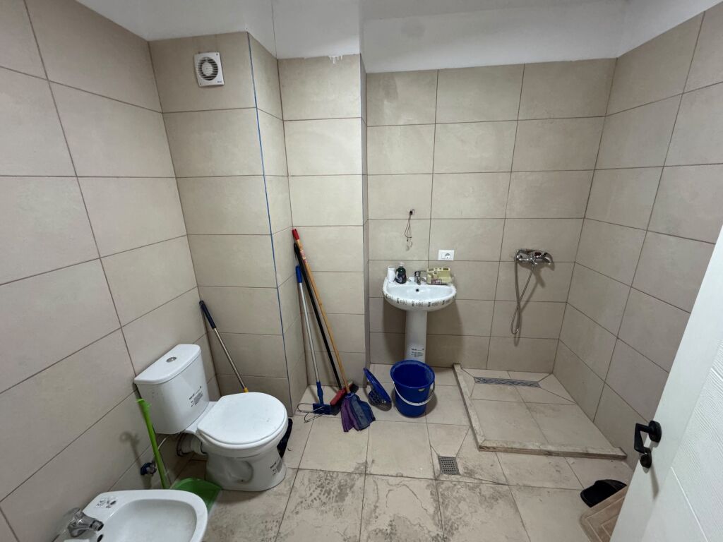 🏡 JEPET ME QIRA 1+1  📍 Rruga “5 Maji”, fundi i rrugës 🏢 Kati 5 | Me ashensor 💰 40.000 lek/muaj – i diskutueshëm