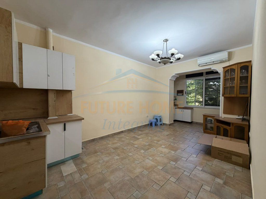 Shitet, Apartament 1+1, Rruga Bardhyl, Tiranë.