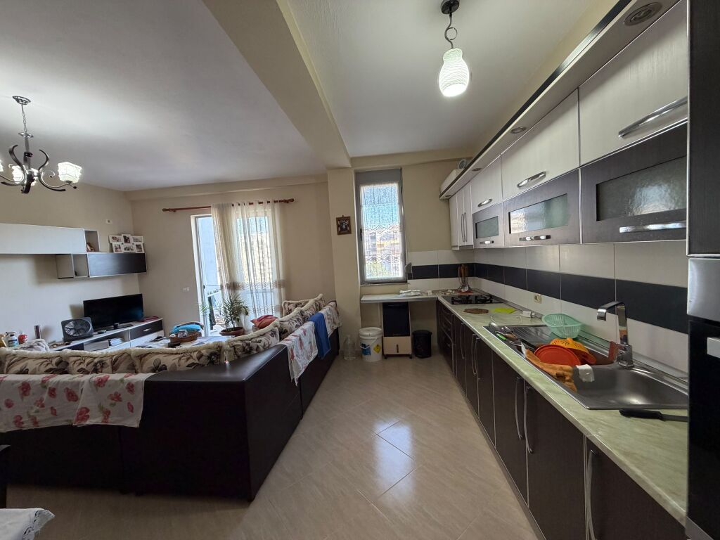 Shitet Apartament 1+1 ne Plazh