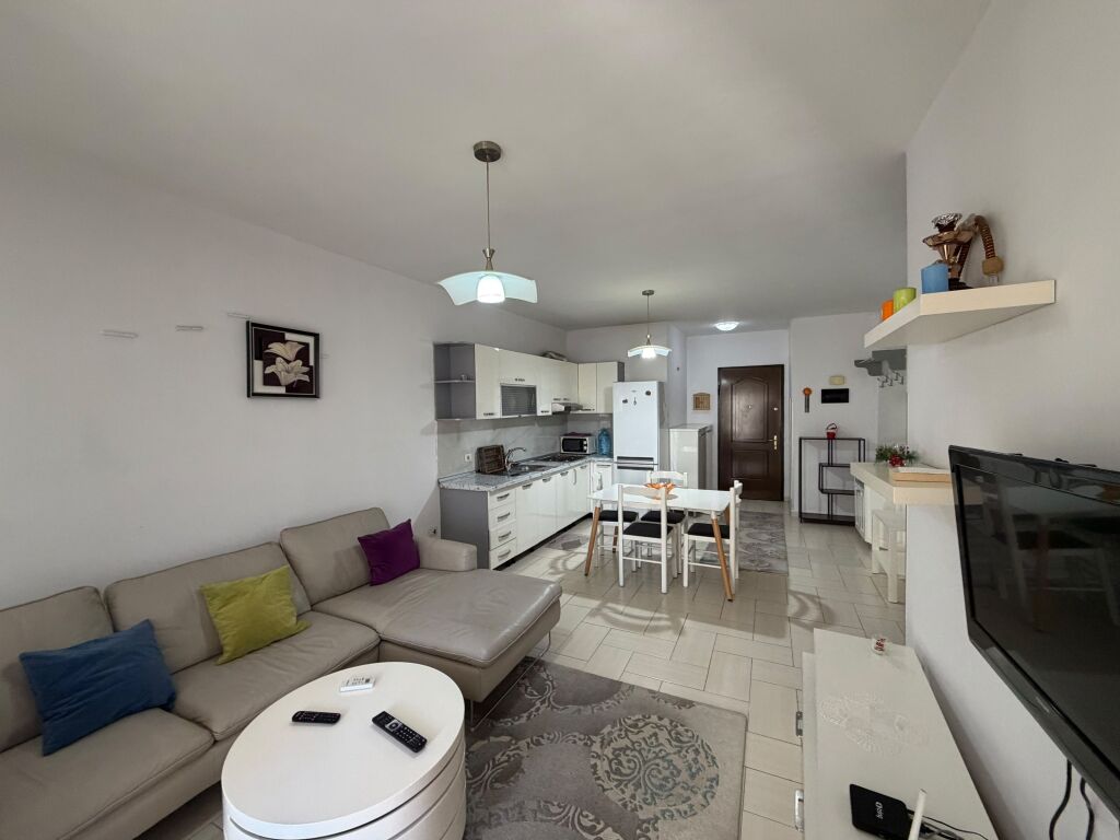 🏠 Appartamento 2+1 in affitto – Via “3 Dëshmorët”  Appartamento 2+1 in affitto, situato in Via “3 Dëshmorët”, vicino alla stazione di servizio Anel.  * 📍 Piano: 4 * 🛗 Palazzo con ascensore * 🛋️ Arredato * 🏡 Disposizione 2+1, adatto per famiglia o coppia * 💰 Prezzo: 50.000 lek/mese – trattabile  📞 Per maggiori informazioni o per visitare, contattare in privato.