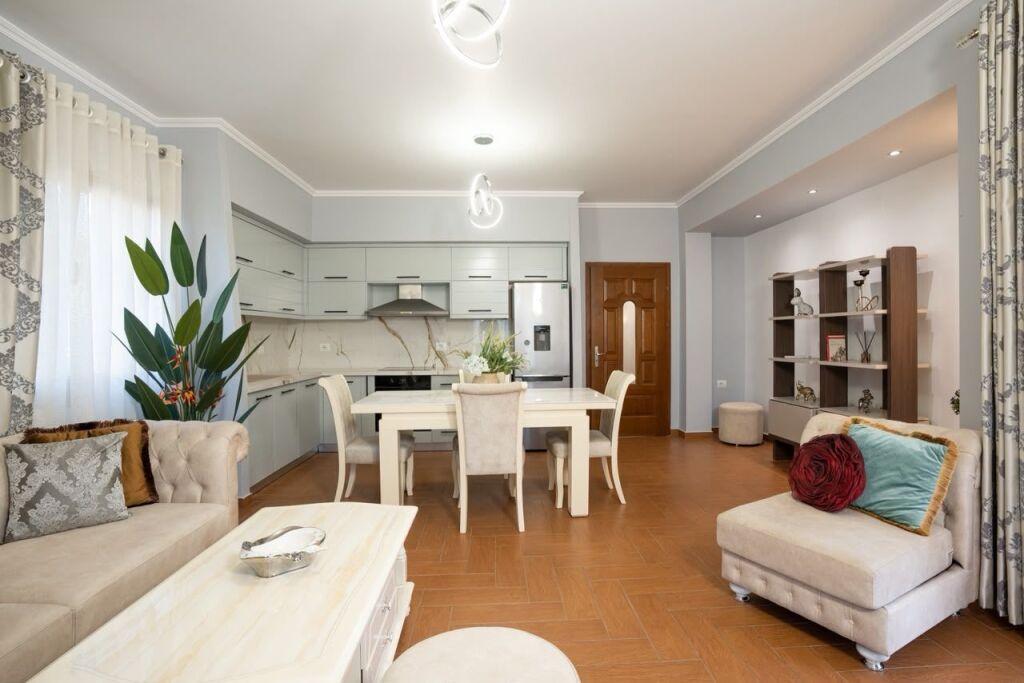 🏡 Casa privata 2+1+2 in affitto vicino al Lago Artificiale, Tirana In una delle zone più prestigiose di Tirana, vicino al Lago Artificiale e in un quartiere tranquillo ed esclusivo.