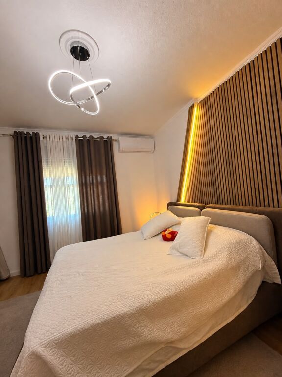 In vendita appartamento 2+1. Kinostudio 1460000 lek
