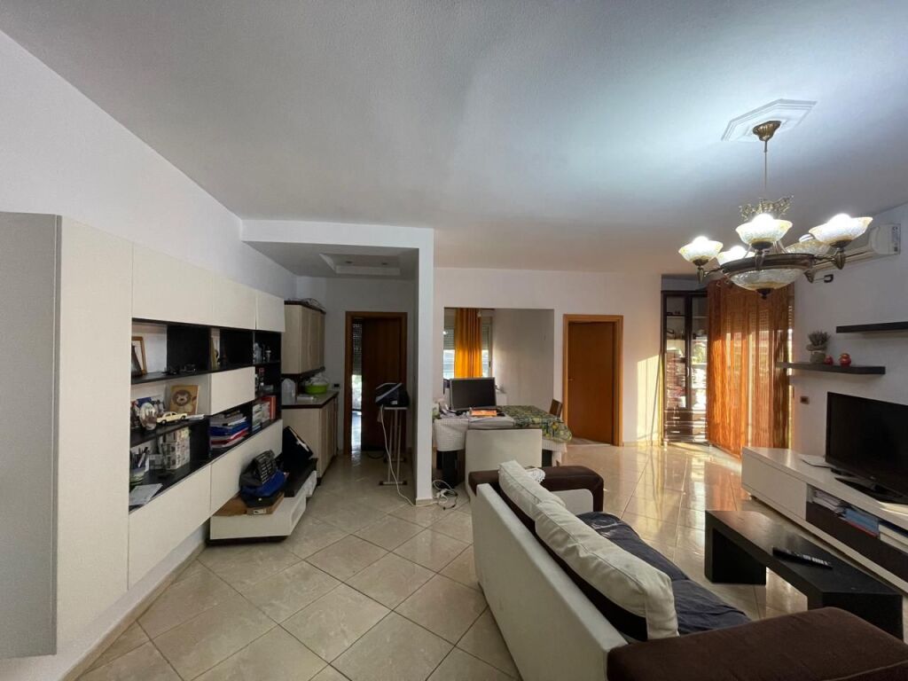 Apartament 2+1 me qira tek komuna e parisit