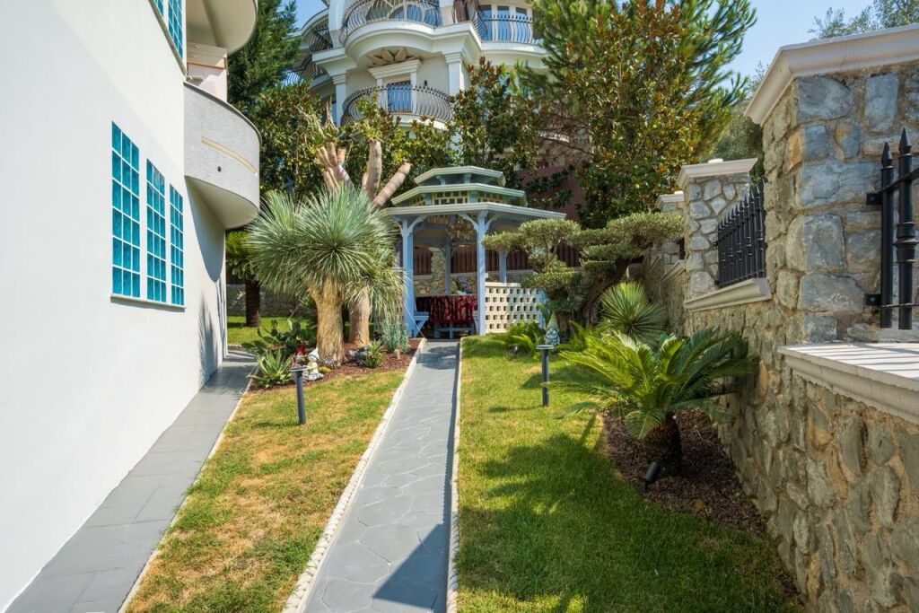 🏡 Casa privata 2+1+2 in affitto vicino al Lago Artificiale, Tirana In una delle zone più prestigiose di Tirana, vicino al Lago Artificiale e in un quartiere tranquillo ed esclusivo.