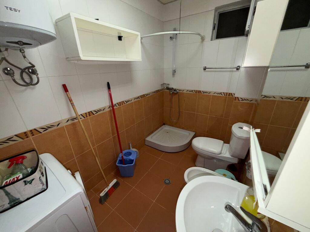 🏠 Appartamento 2+1 in affitto – Via “3 Dëshmorët”  Appartamento 2+1 in affitto, situato in Via “3 Dëshmorët”, vicino alla stazione di servizio Anel.  * 📍 Piano: 4 * 🛗 Palazzo con ascensore * 🛋️ Arredato * 🏡 Disposizione 2+1, adatto per famiglia o coppia * 💰 Prezzo: 50.000 lek/mese – trattabile  📞 Per maggiori informazioni o per visitare, contattare in privato.