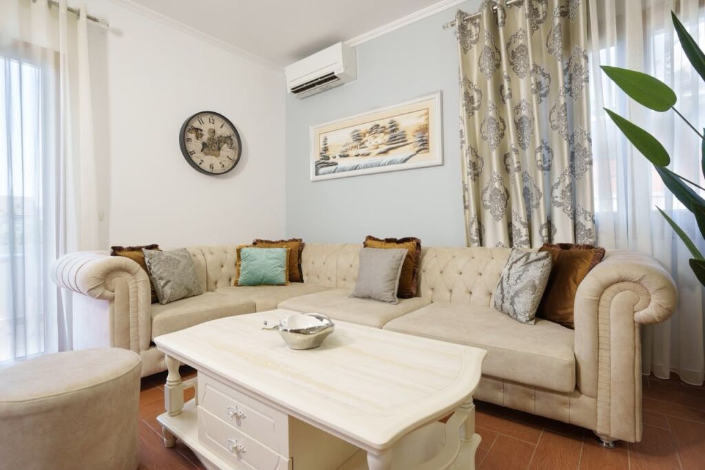 🏡 Casa privata 2+1+2 in affitto vicino al Lago Artificiale, Tirana In una delle zone più prestigiose di Tirana, vicino al Lago Artificiale e in un quartiere tranquillo ed esclusivo.