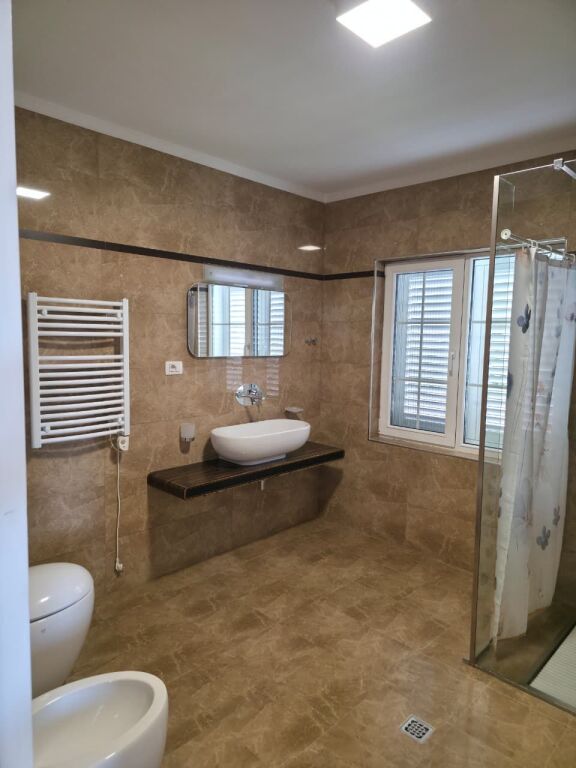 🏡 JEPET ME QIRA VILË 3-KATËSHE – TEG 📍 Garden Hills Residence