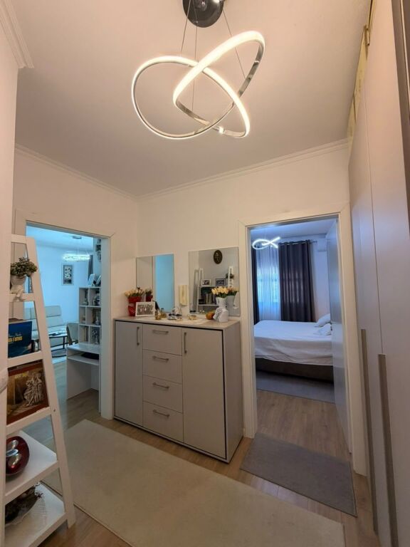 In vendita appartamento 2+1. Kinostudio 1460000 lek