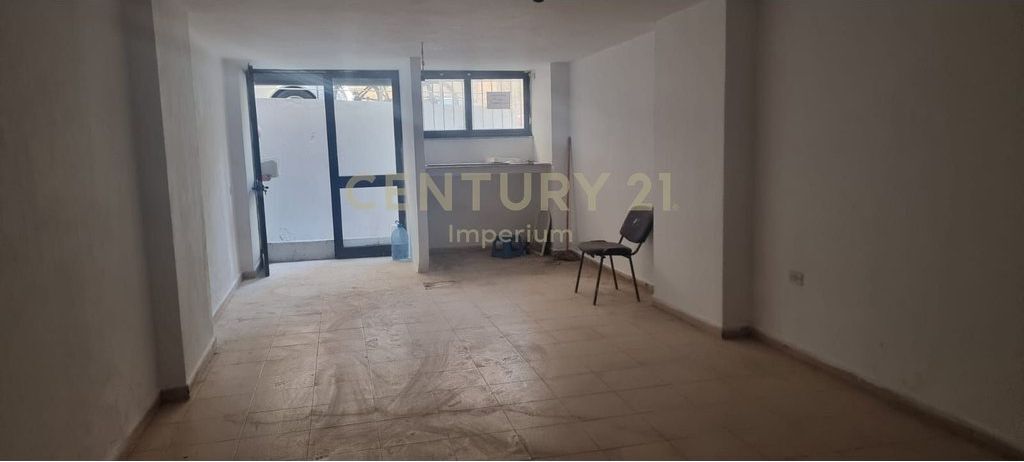 Shitet ambient komercial prane rruges Myslym Shyri! 113,000 € 10,300,000 Lekë