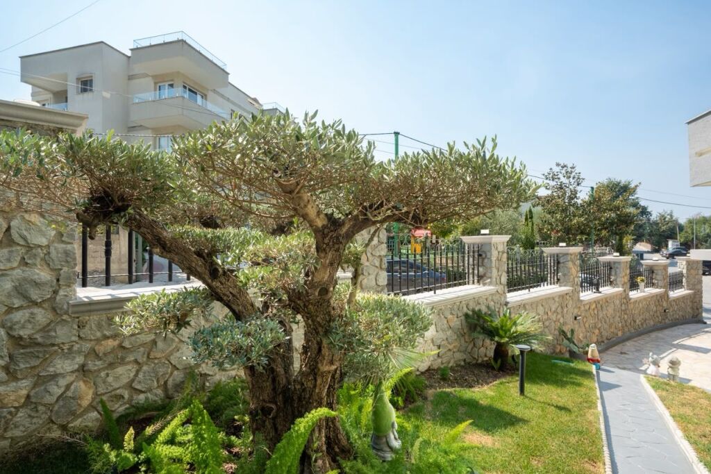 🏡 Casa privata 2+1+2 in affitto vicino al Lago Artificiale, Tirana In una delle zone più prestigiose di Tirana, vicino al Lago Artificiale e in un quartiere tranquillo ed esclusivo.