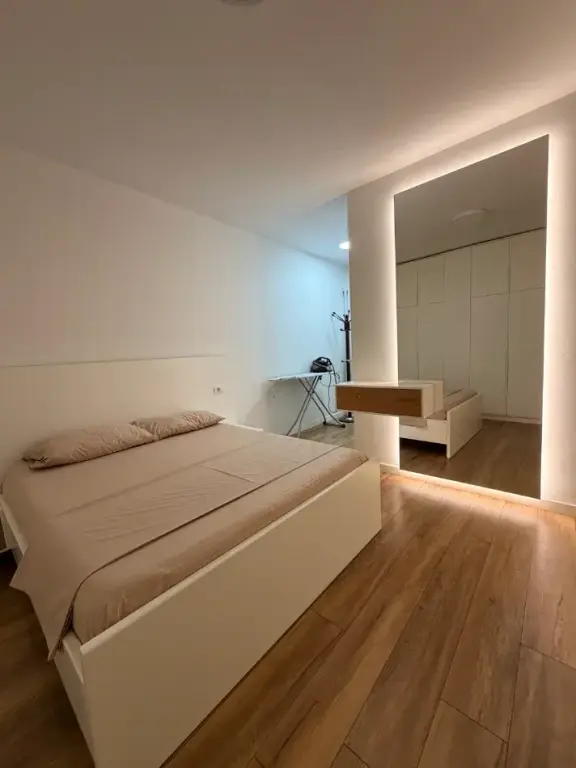 Qera | Apartament 2 + 1+2Bllk |Te Rrethi Astir | 650 €/muaj
