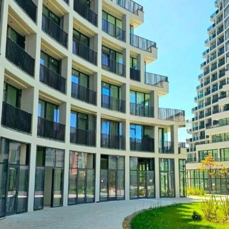 🏢 FOR RENT – COMMERCIAL SPACE | LAKE VIEW