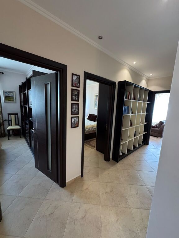 🏡 Jepet me qira 3+1 në Komunën e Parisit  📐 🚗 Garazh për 2 makina 📍 Pranë Performance Gym nenkalimi i komunes   💶 850 € / muaj