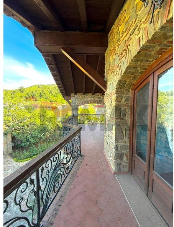 Luxury Stone Villa in Ndroq 950,000 €