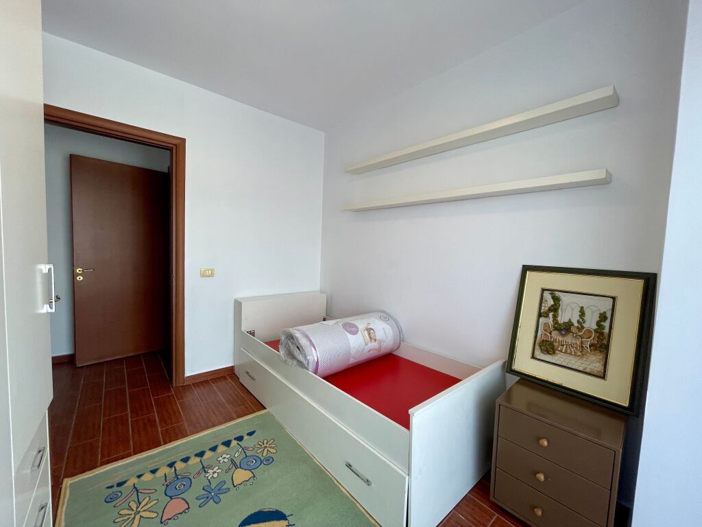 Affittasi appartamento 2+1 Centro "Kristal" (60.000 lek/mese), Comune di Parigi