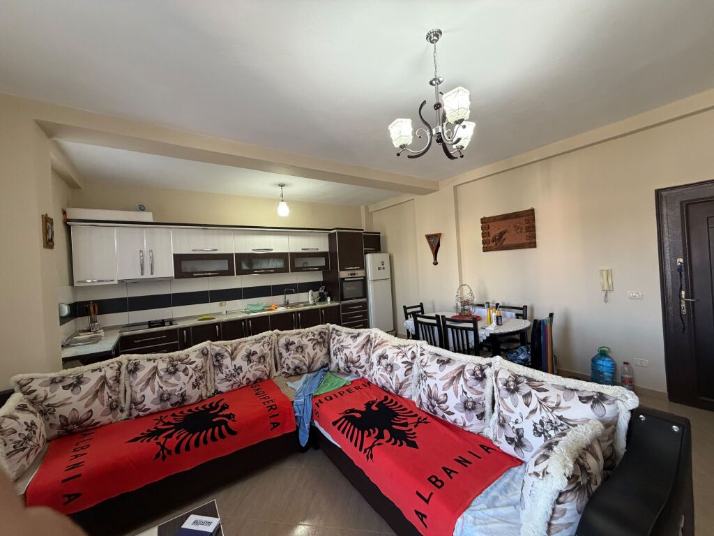 Shitet Apartament 1+1 ne Plazh