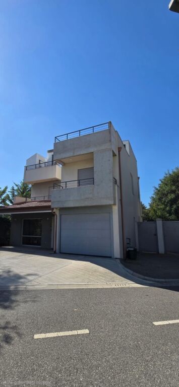 🏡 VILLA ARREDATA SU 3 PIANI IN VENDITA – LUNDËR, VICINO A TEG