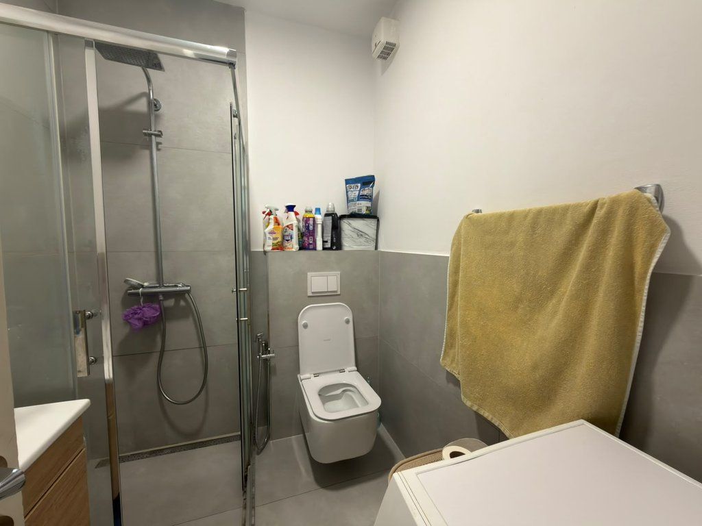 Strada di Durazzo - Affittiamo appartamento 3+1 /Mese 100.000 Lek /Mese