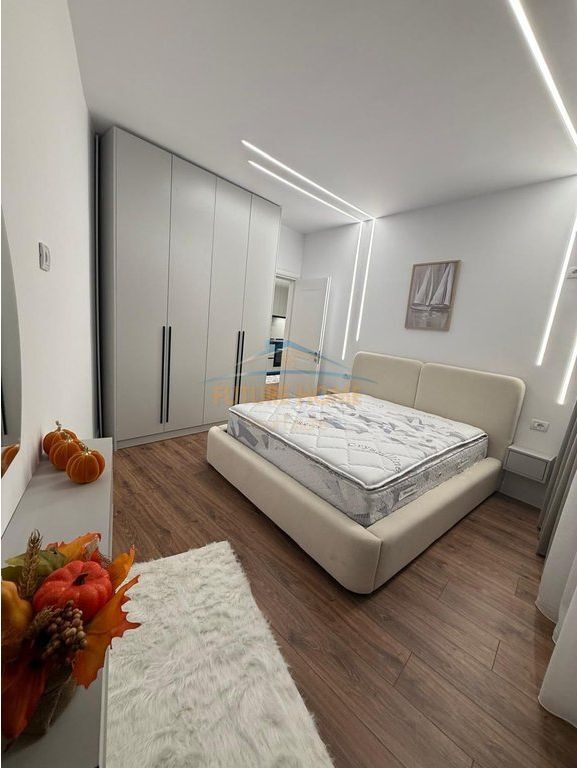 Shitet , Apartament 1+1, Unaza e Re, Tiranë.