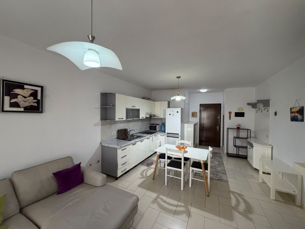 🏠 Appartamento 2+1 in affitto – Via “3 Dëshmorët”  Appartamento 2+1 in affitto, situato in Via “3 Dëshmorët”, vicino alla stazione di servizio Anel.  * 📍 Piano: 4 * 🛗 Palazzo con ascensore * 🛋️ Arredato * 🏡 Disposizione 2+1, adatto per famiglia o coppia * 💰 Prezzo: 50.000 lek/mese – trattabile  📞 Per maggiori informazioni o per visitare, contattare in privato.