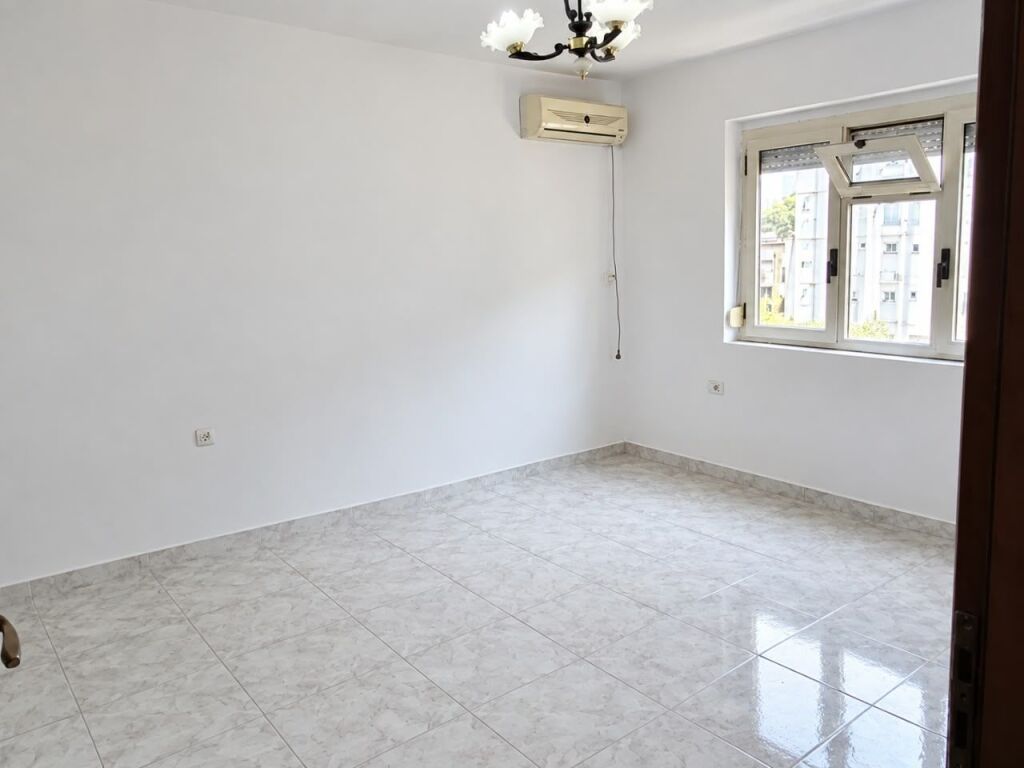 JEPET APARTAMENT ME QERA 3+1+BALLKON "PRANE RRUGES ISLAM ALLA,RRUGA E KAVAJES" 50000 LEKE
