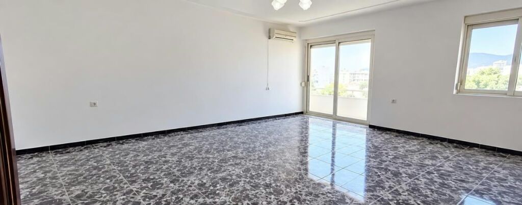 JEPET APARTAMENT ME QERA 3+1+BALLKON "PRANE RRUGES ISLAM ALLA,RRUGA E KAVAJES" 50000 LEKE