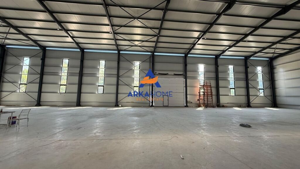 CAPANNONE INDUSTRIALE IN AFFITTO + AREA PARCHEGGIO 1.150 M2 "VIA MYSLYM KETA" 8000 EURO