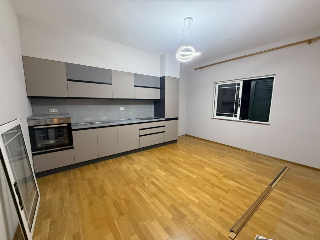 Jepet apartament 2+1 me qira tek Komuna e Parisit , prane Ola Fast .
