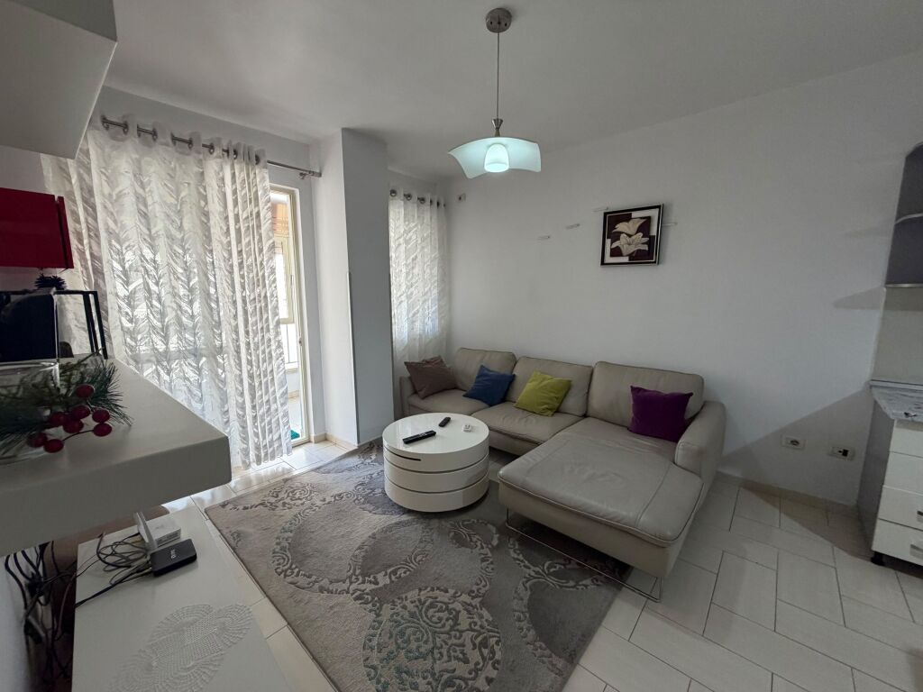 🏠 Appartamento 2+1 in affitto – Via “3 Dëshmorët”  Appartamento 2+1 in affitto, situato in Via “3 Dëshmorët”, vicino alla stazione di servizio Anel.  * 📍 Piano: 4 * 🛗 Palazzo con ascensore * 🛋️ Arredato * 🏡 Disposizione 2+1, adatto per famiglia o coppia * 💰 Prezzo: 50.000 lek/mese – trattabile  📞 Per maggiori informazioni o per visitare, contattare in privato.