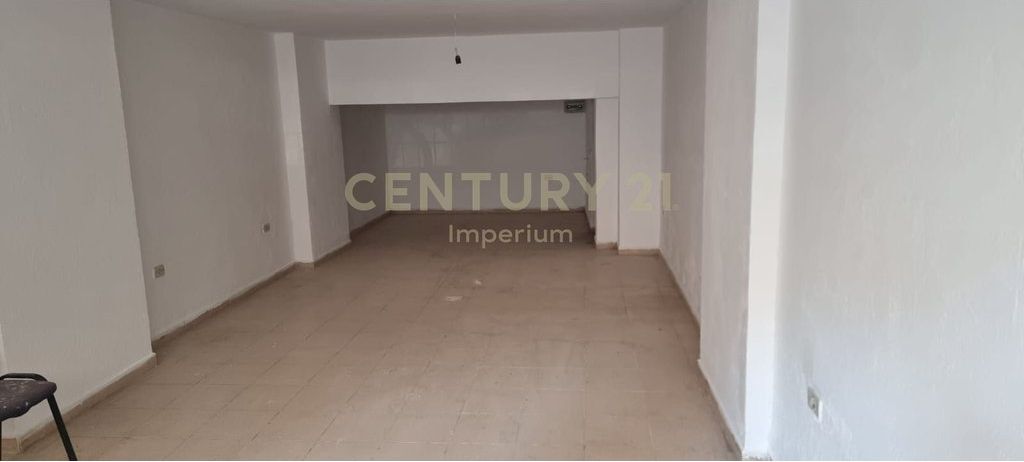 Shitet ambient komercial prane rruges Myslym Shyri! 113,000 € 10,300,000 Lekë