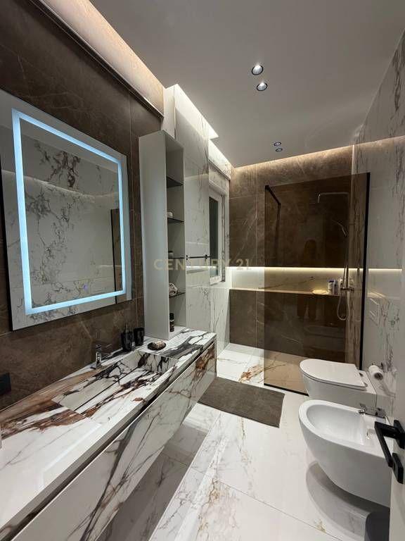 PENTHOUSE ESCLUSIVO 300 m2 IN VENDITA+2 POSTI AUTO | CENTRO KAMËZ 420.000 €