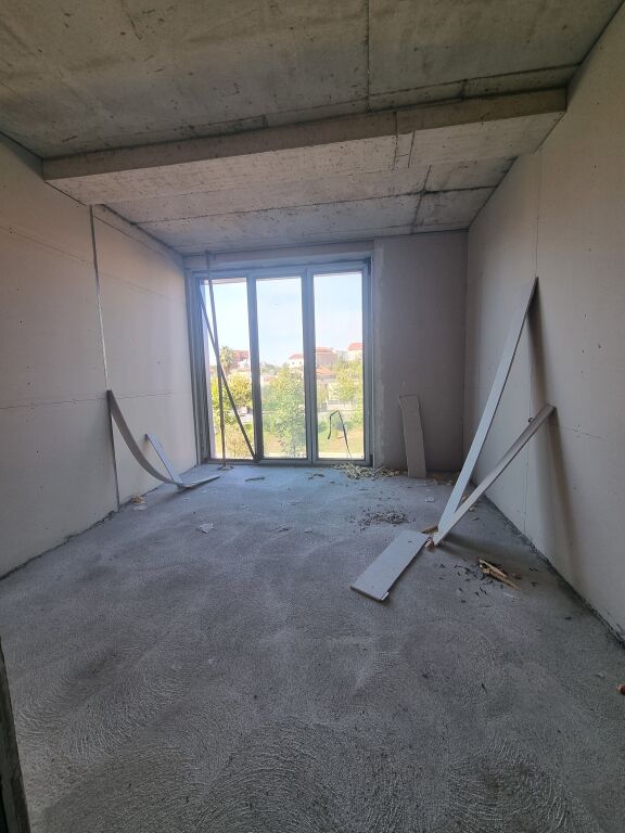 Shitet Apartament 1+1  ne Ali Dem prane Spitalit Continental   Kati 1 banim   Sip: neto 65 89 m² Sip: 75.18 m²  Perfundimi brenda 1 viti Çmimi 136.000 euro i pa diskutueshëm