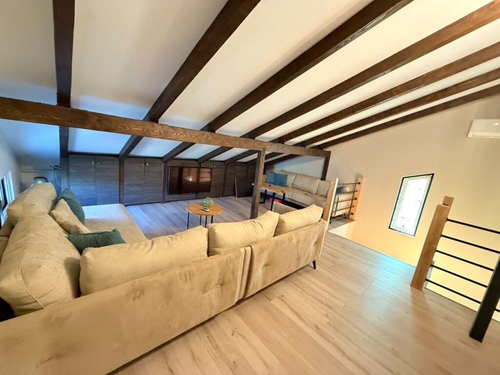 🏡 VILË ME QIRA – PETRELË