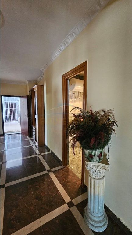 Shitet, Apartament 3+1+2, Ish urt, Durres