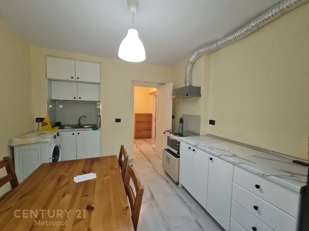 Shitet apartament 2+1 tek Rruga Mine Peza , kryqesim Rruga Milan Shuflaj , Rruga e Durresit , Zogu i Zi .
